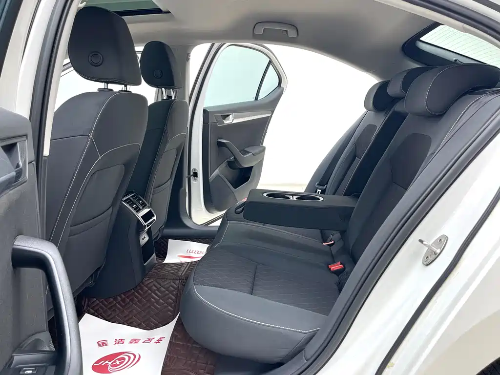 Skoda Superb — фото 10