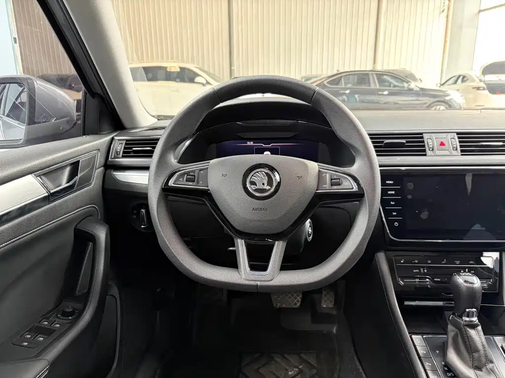 Skoda Superb — фото 7