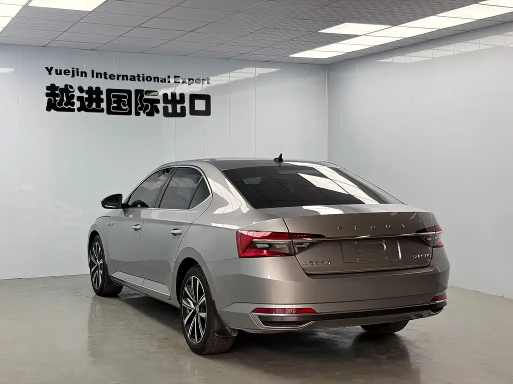 Skoda Superb — фото 8