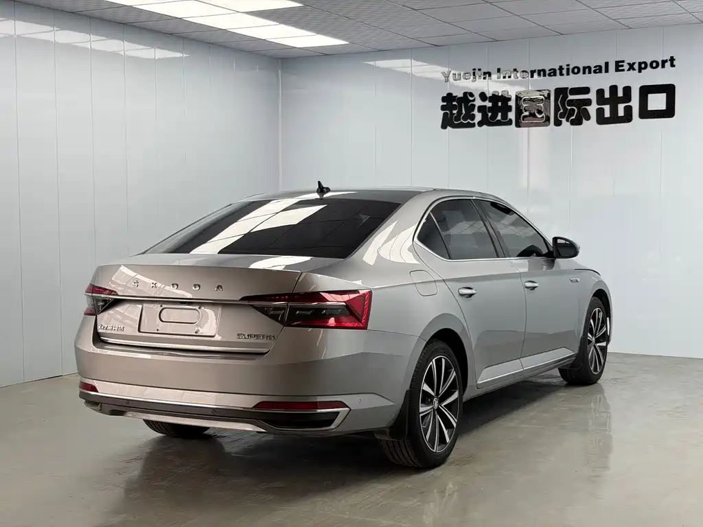Skoda Superb — фото 10