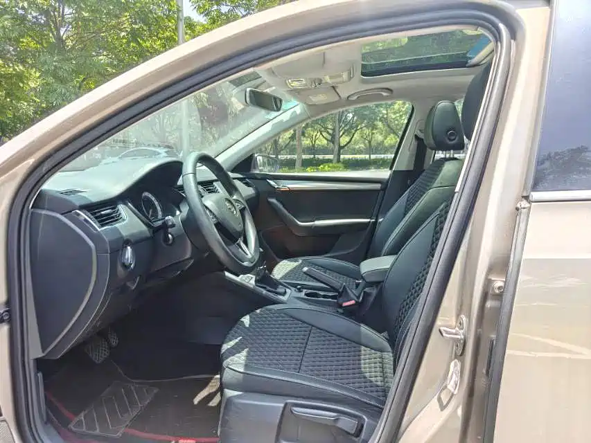 Skoda Octavia — фото 7