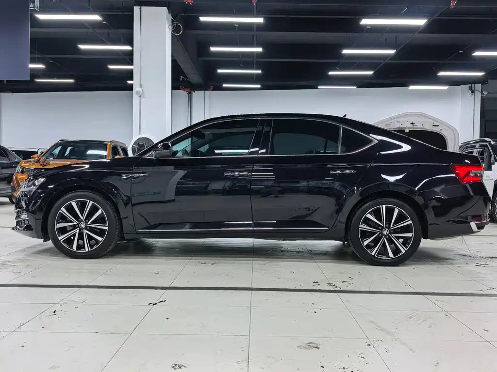 Skoda Superb — фото 7