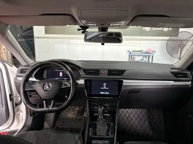 Skoda Superb — фото 11
