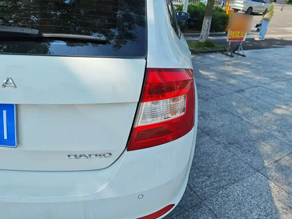 Skoda Rapid Spaceback — фото 8