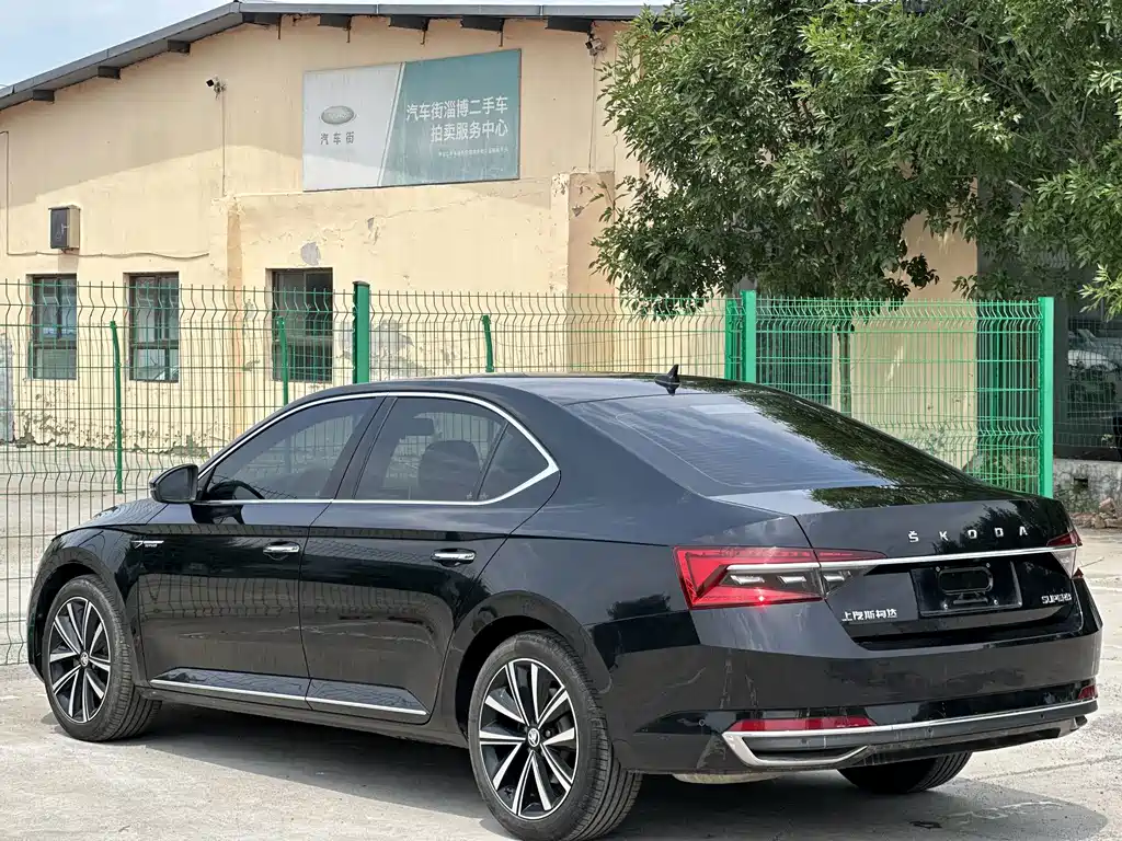 Skoda Superb — фото 9