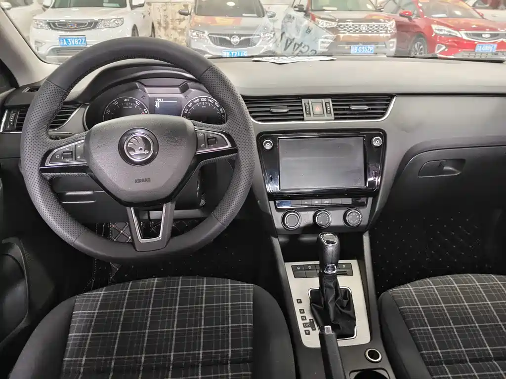 Skoda Octavia — фото 5