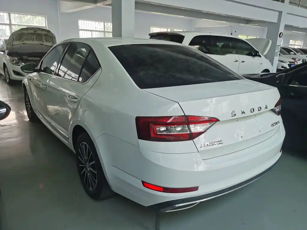 Skoda Octavia — фото 5