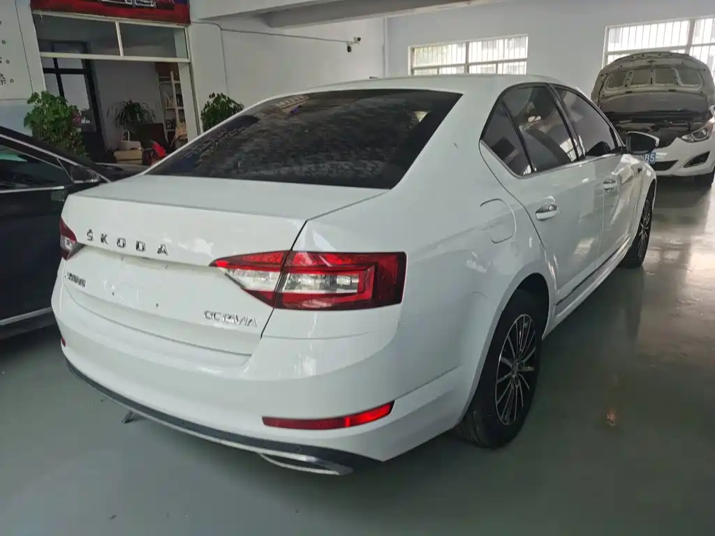 Skoda Octavia — фото 7