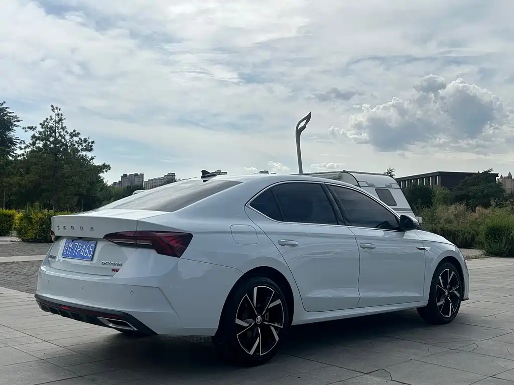 Skoda Octavia — фото 5