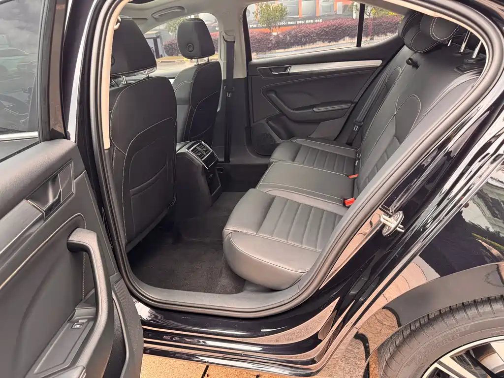 Skoda Superb — фото 8