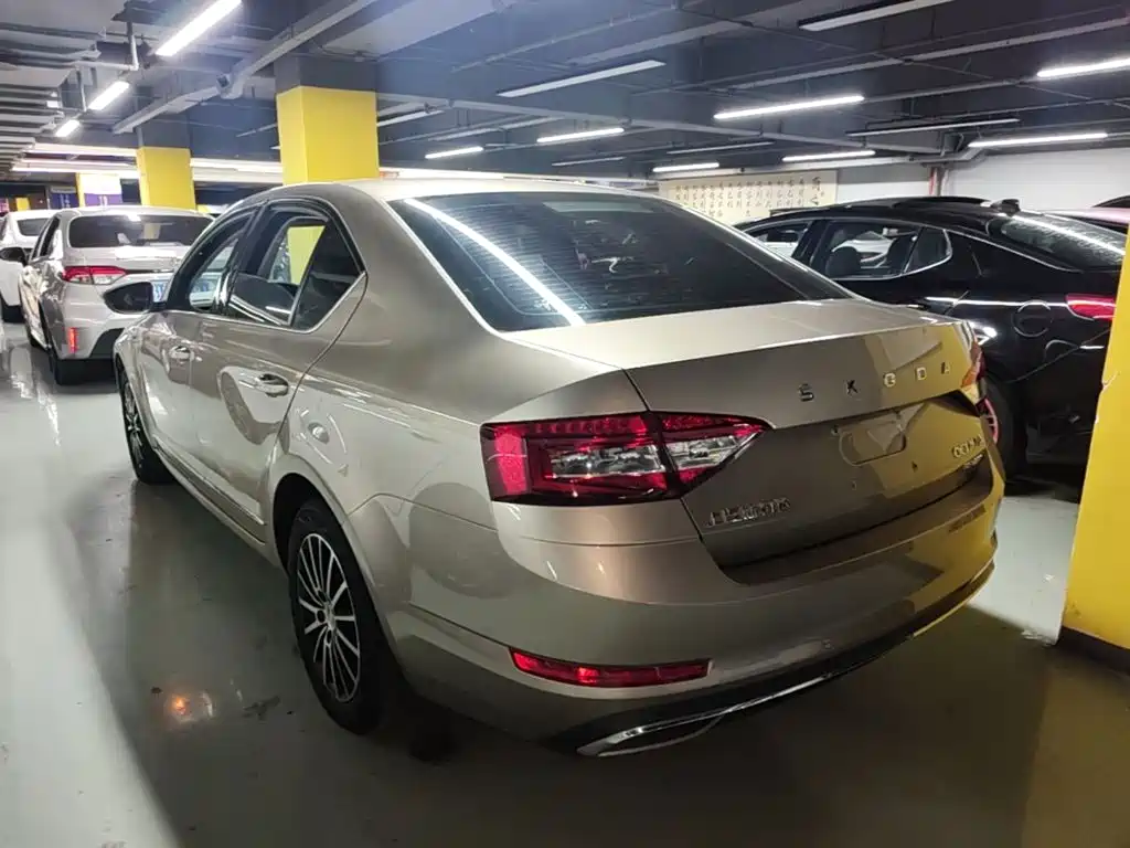 Skoda Octavia — фото 5