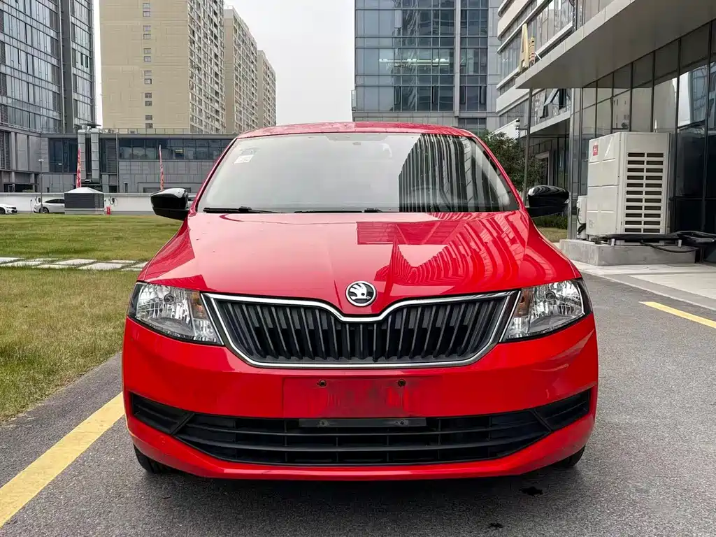 Skoda Rapid Spaceback — фото 2