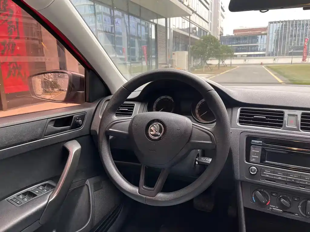 Skoda Rapid Spaceback — фото 10