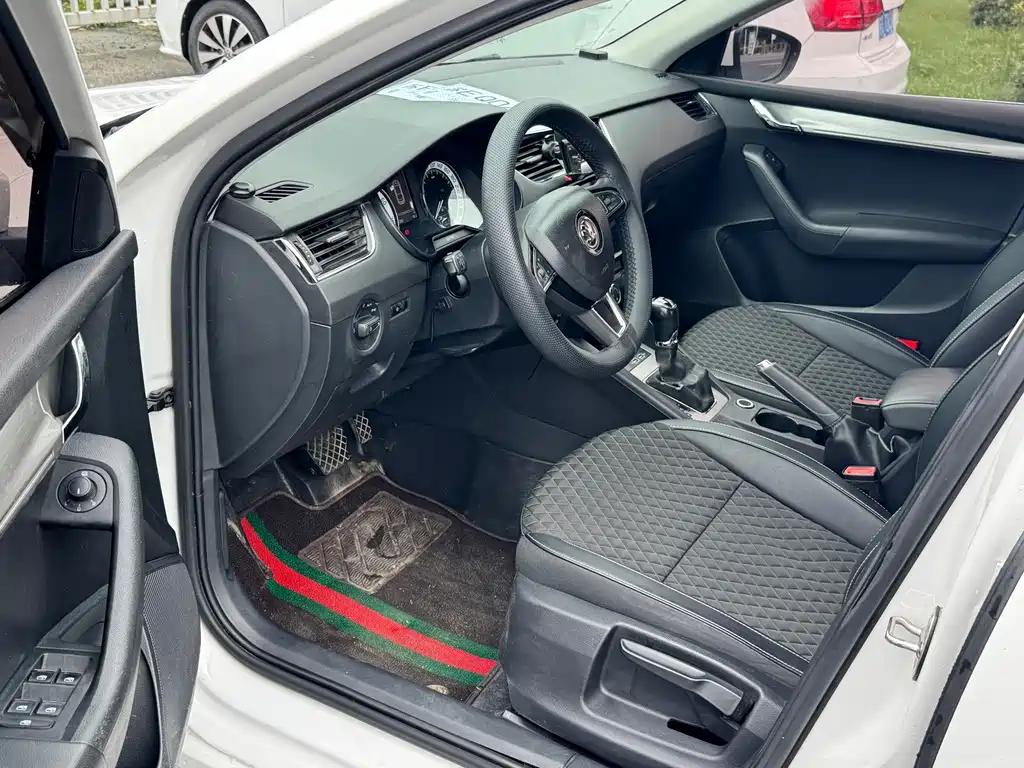 Skoda Octavia — фото 6