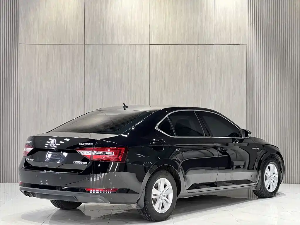 Skoda Superb — фото 11