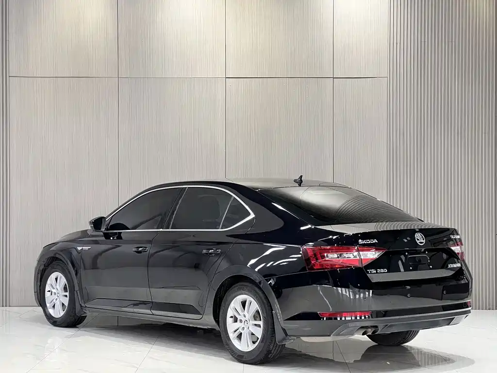 Skoda Superb — фото 9