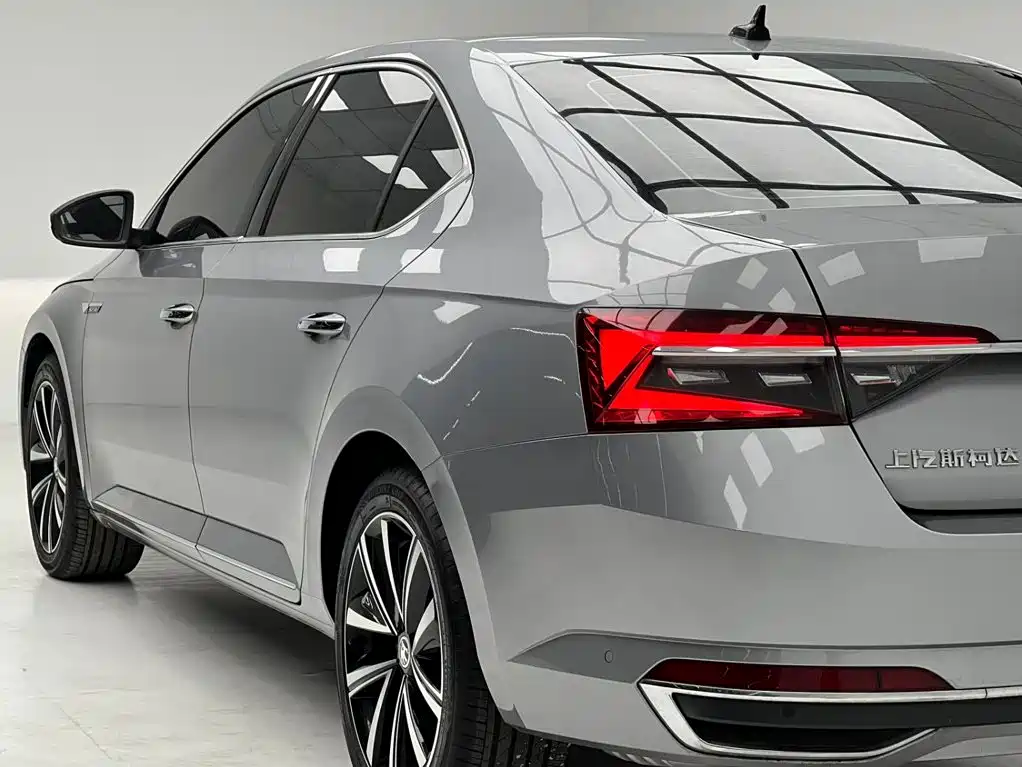 Skoda Superb — фото 7