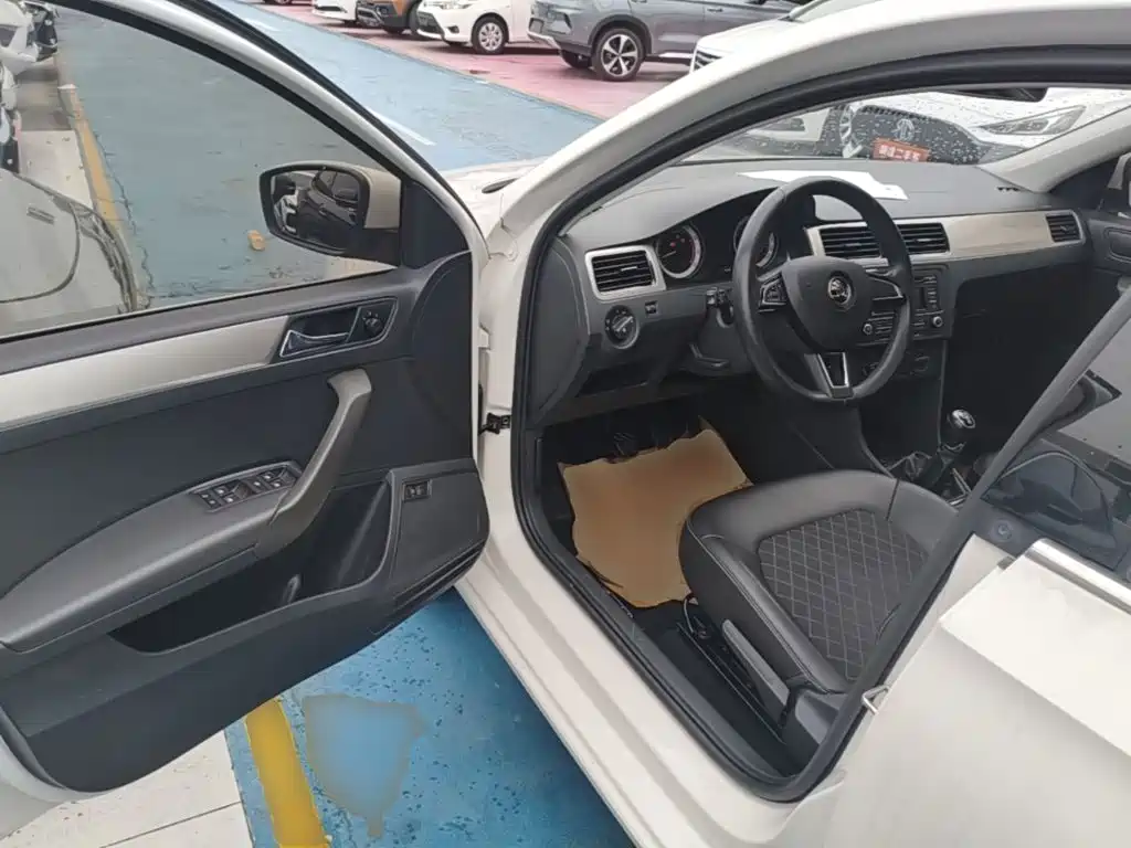 Skoda Rapid — фото 16