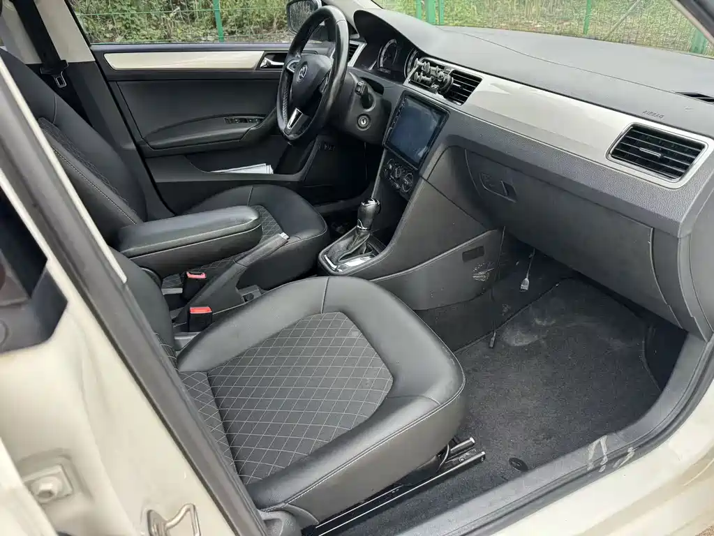 Skoda Rapid — фото 10
