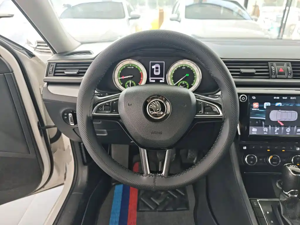 Skoda Superb — фото 11