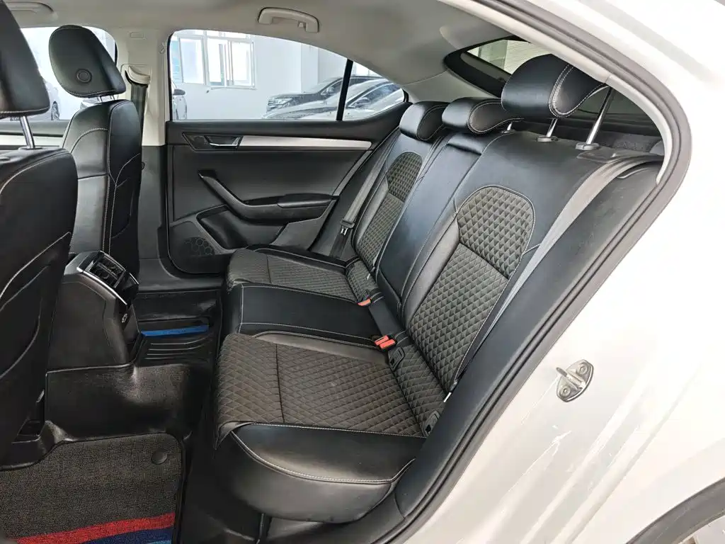 Skoda Superb — фото 17