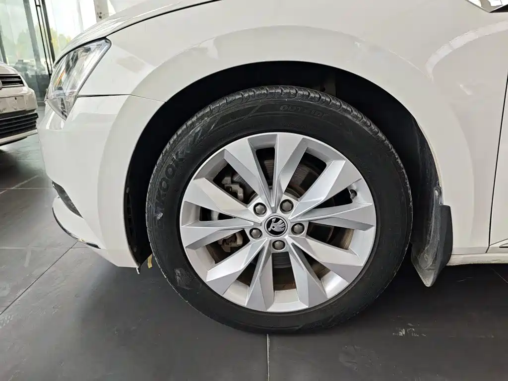 Skoda Superb — фото 23