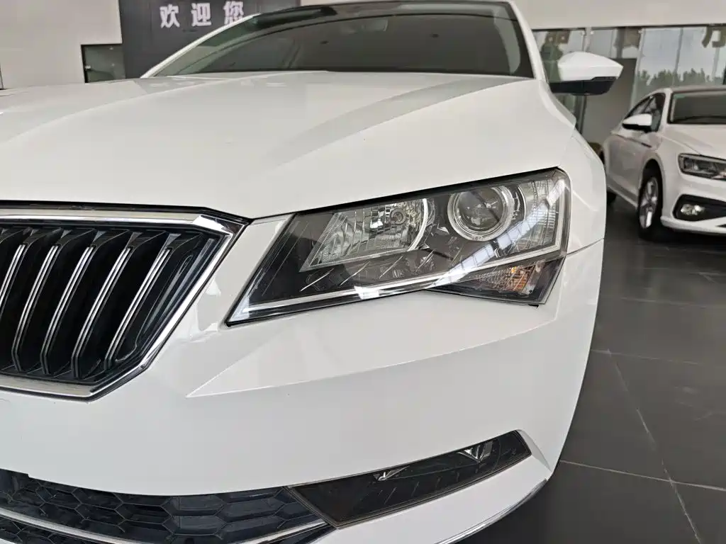 Skoda Superb — фото 24