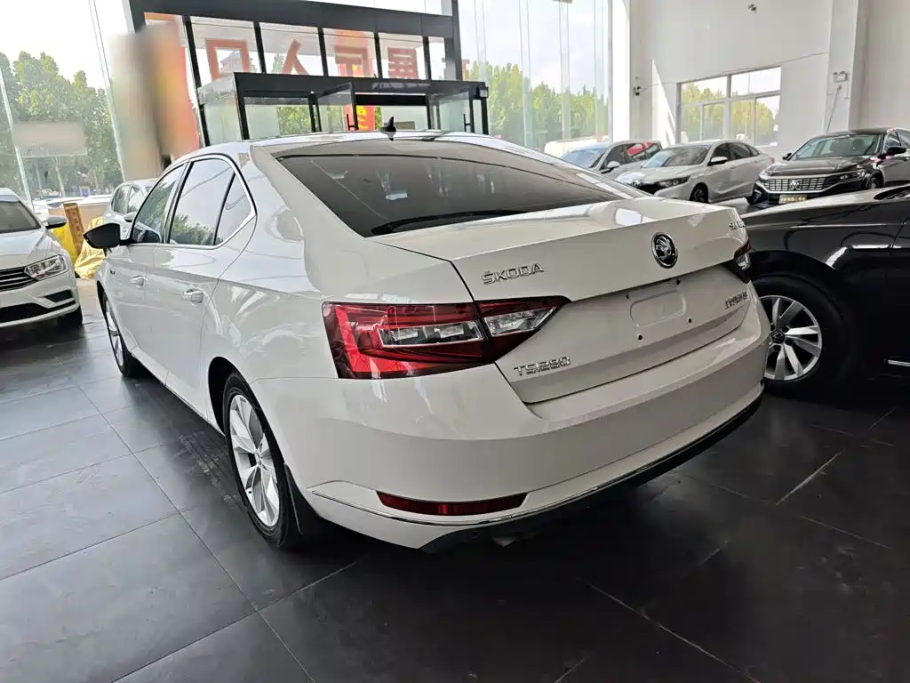 Skoda Superb — фото 5