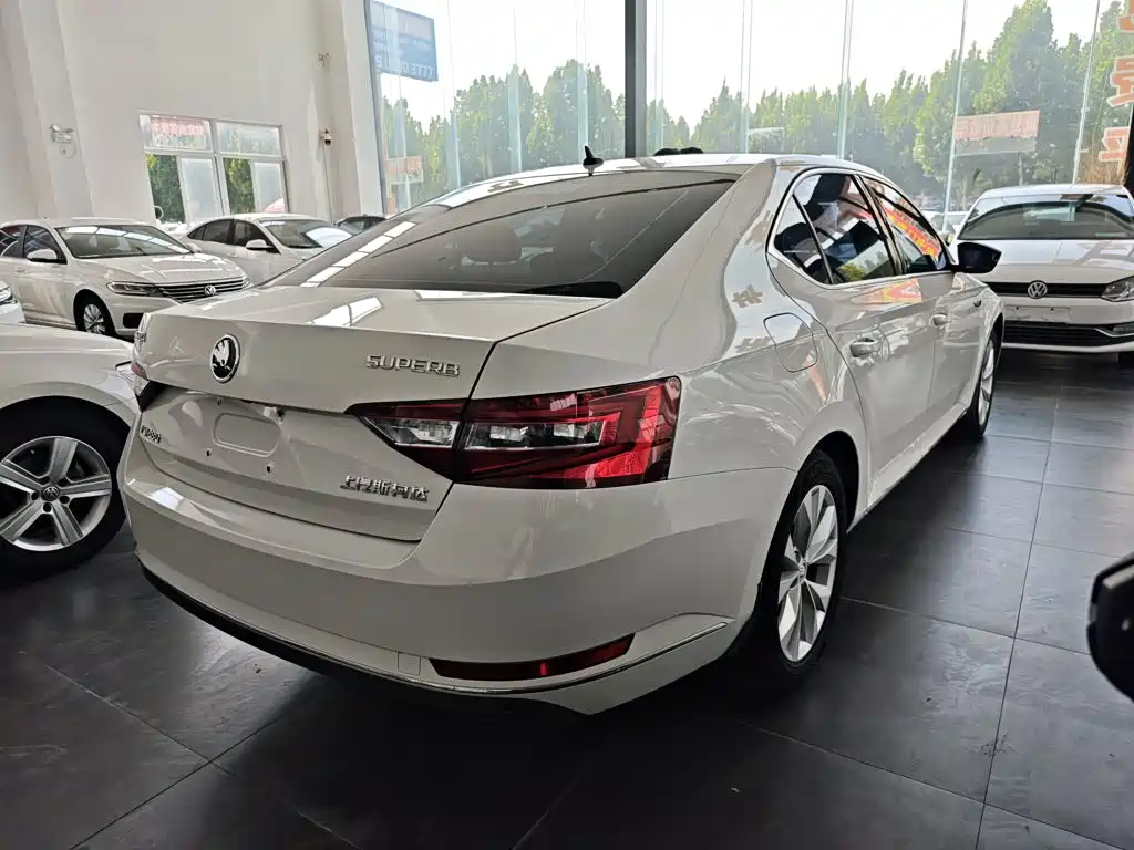 Skoda Superb — фото 7