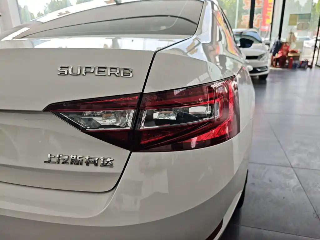 Skoda Superb — фото 8