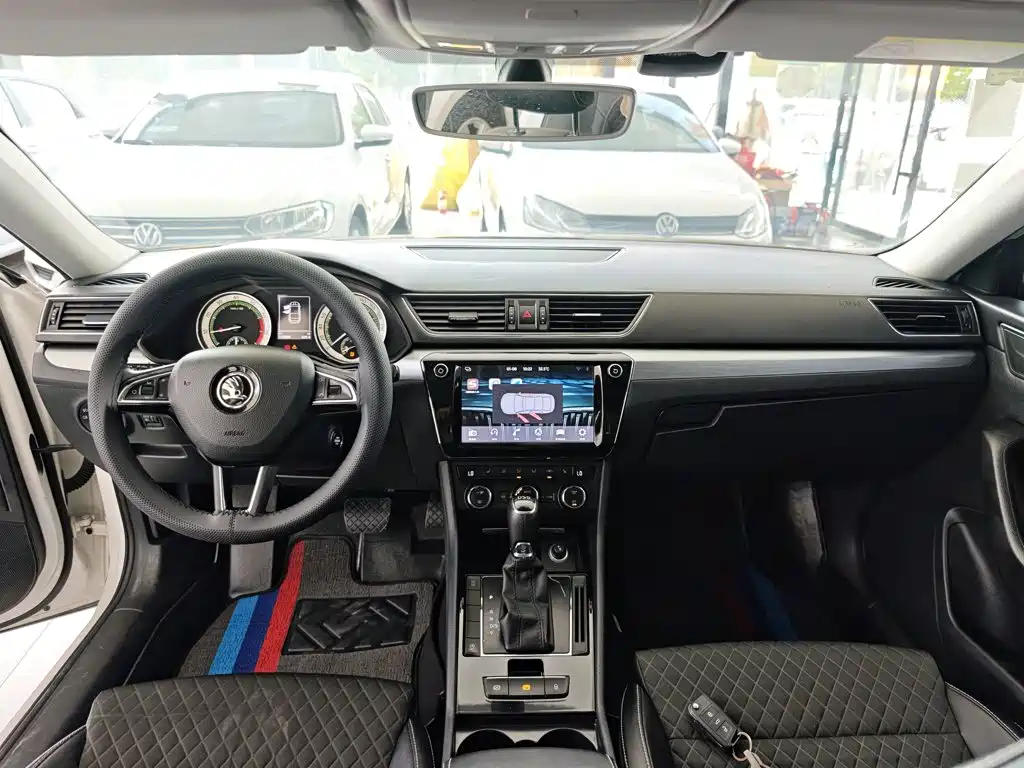 Skoda Superb — фото 10