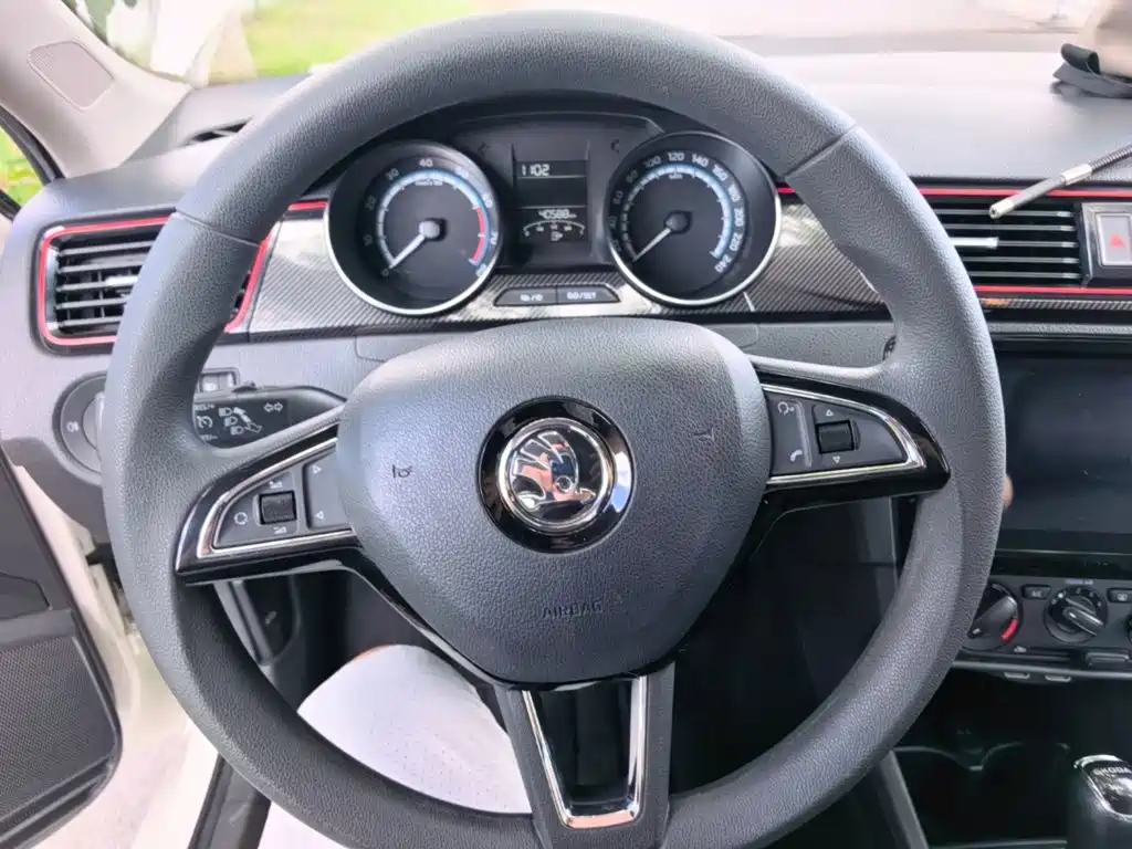 Skoda Rapid Spaceback — фото 11