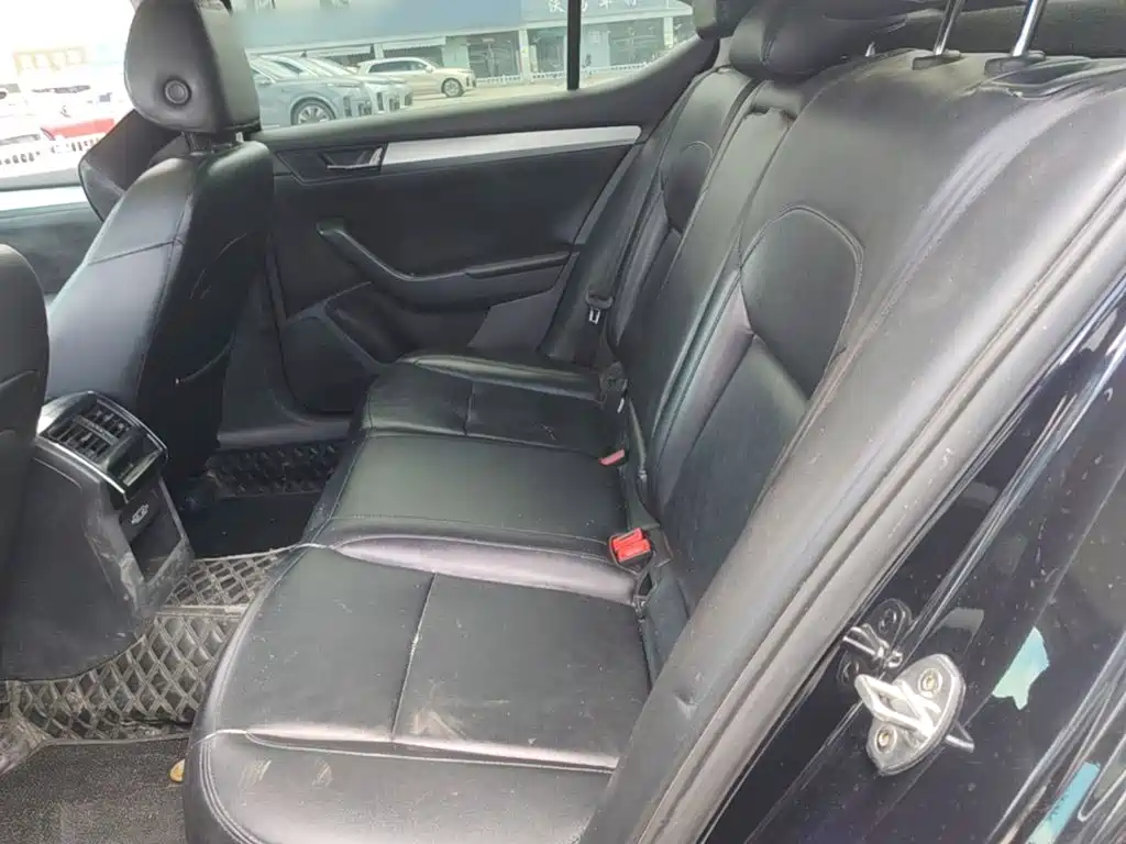 Skoda Superb — фото 17