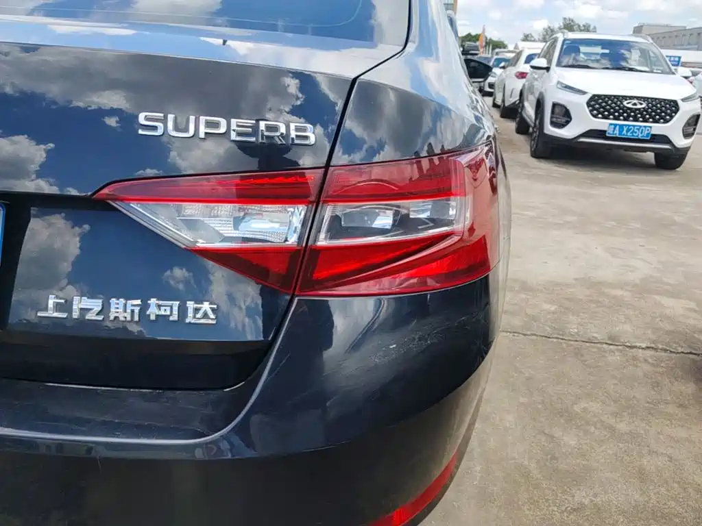 Skoda Superb — фото 8