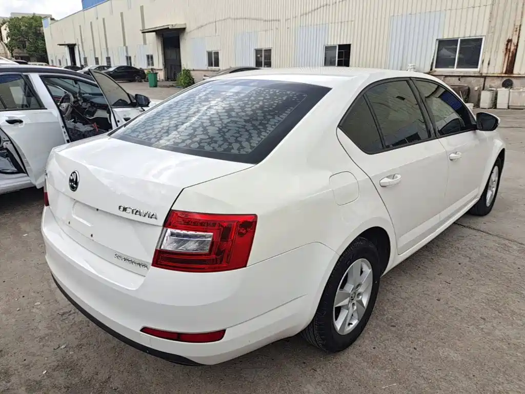 Skoda Octavia — фото 7