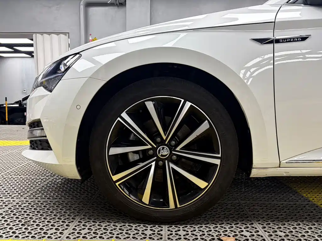Skoda Superb — фото 8