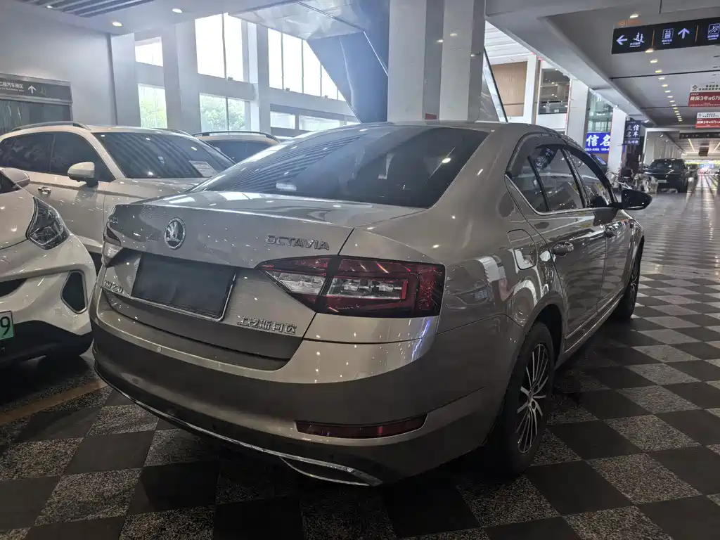 Skoda Octavia — фото 7