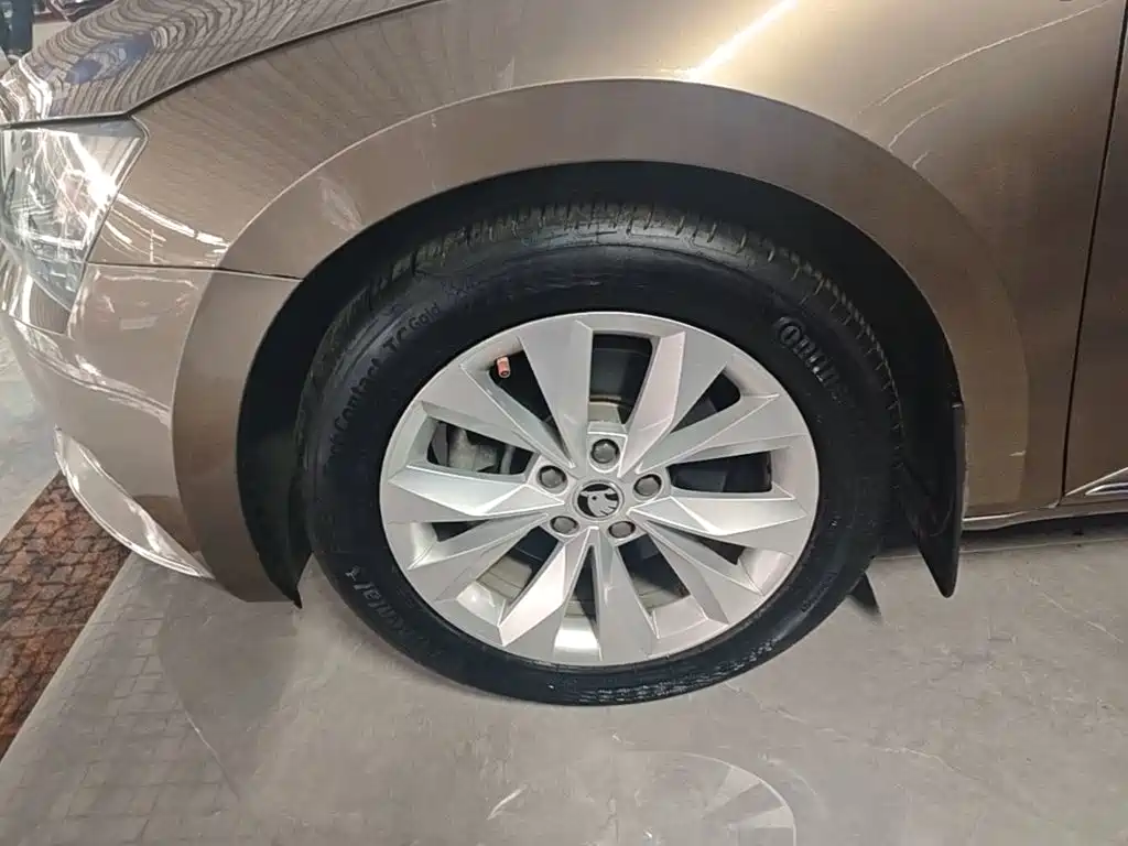 Skoda Superb — фото 23