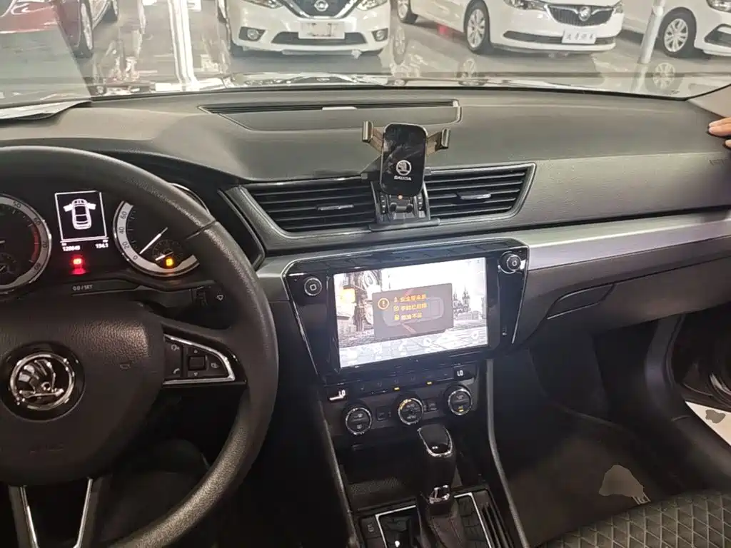 Skoda Superb — фото 10