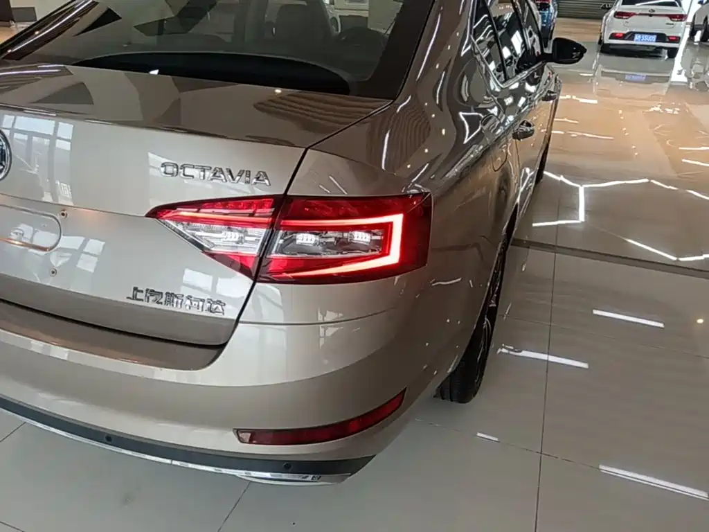 Skoda Octavia — фото 8