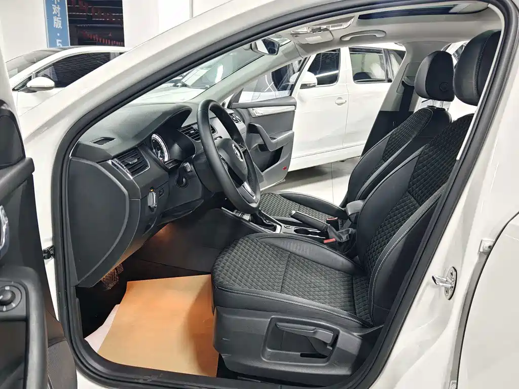 Skoda Octavia — фото 5