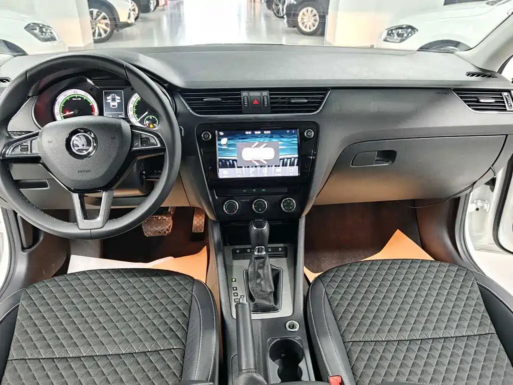 Skoda Octavia — фото 7
