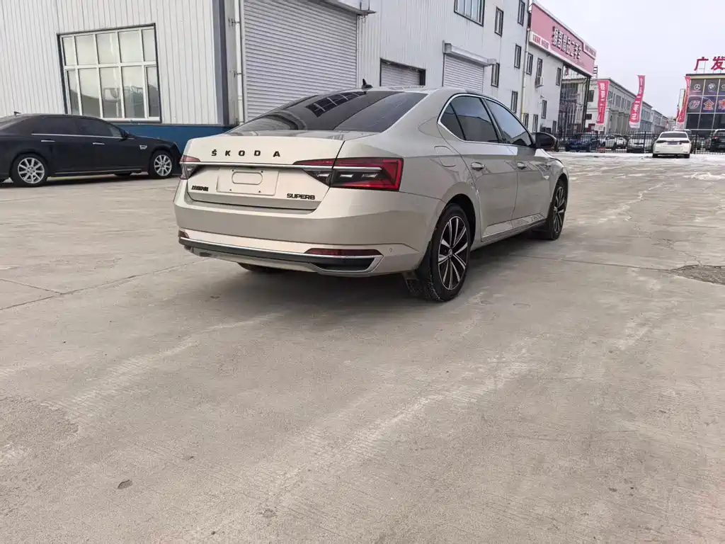 Skoda Superb — фото 7