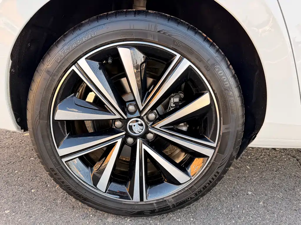 Skoda Superb — фото 22