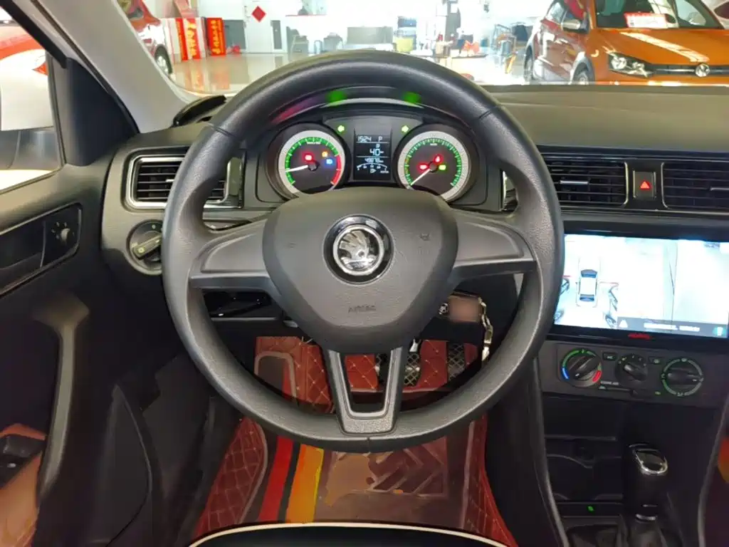 Skoda Rapid Spaceback — фото 11