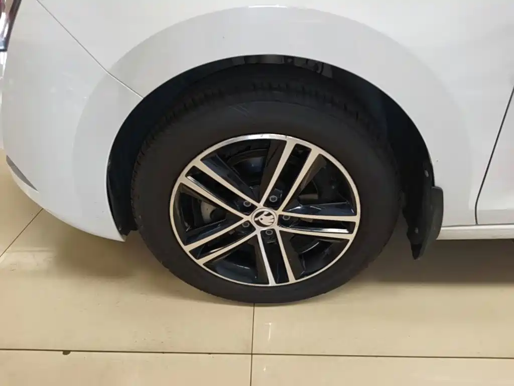 Skoda Rapid Spaceback — фото 23
