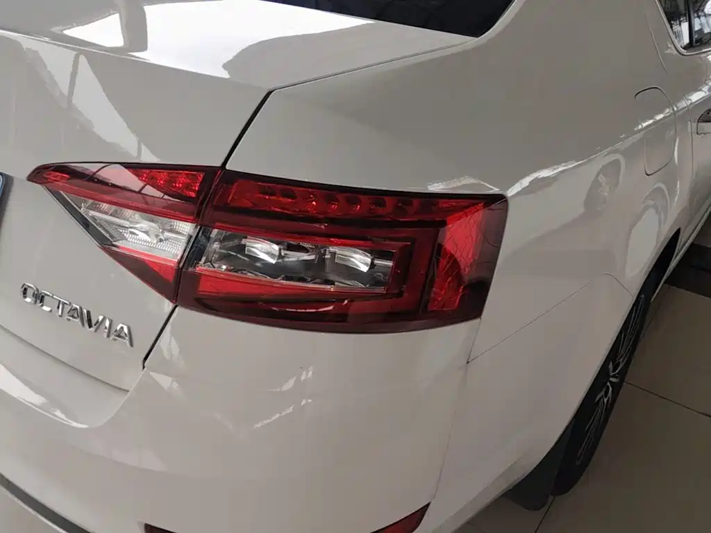 Skoda Octavia — фото 8