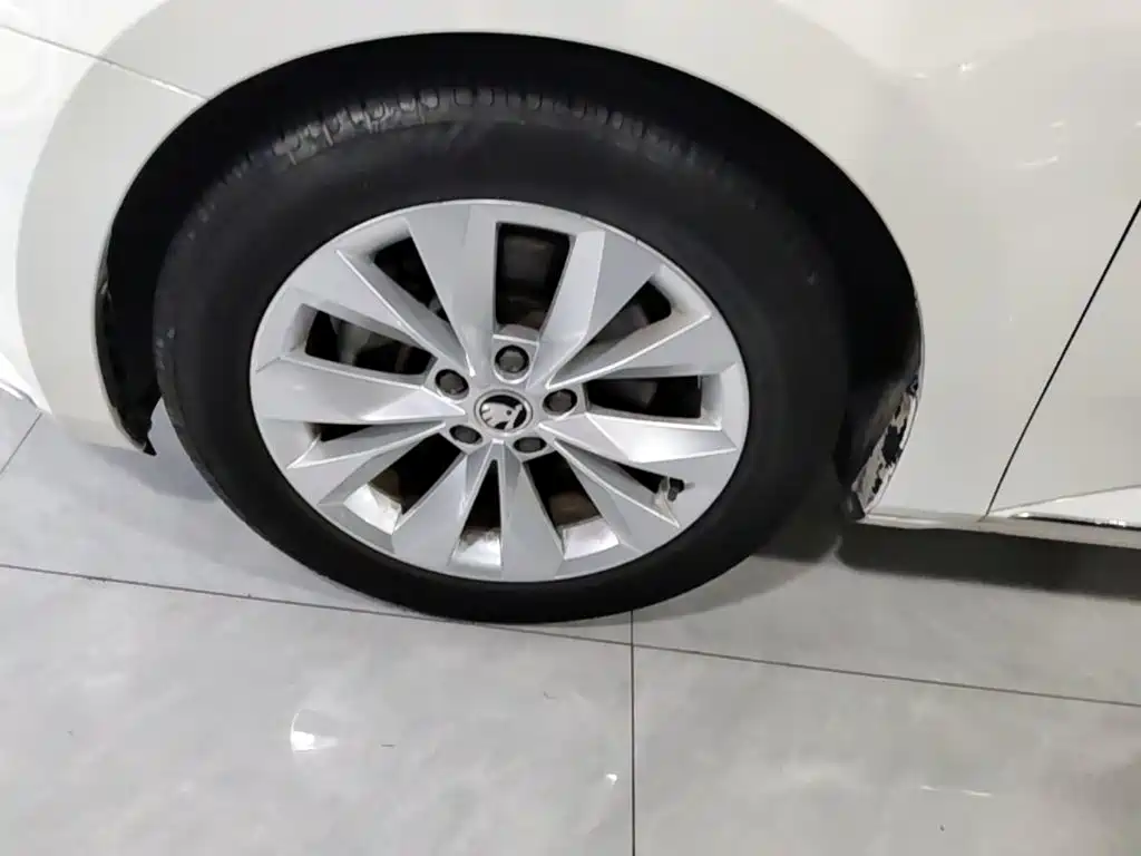 Skoda Superb — фото 23