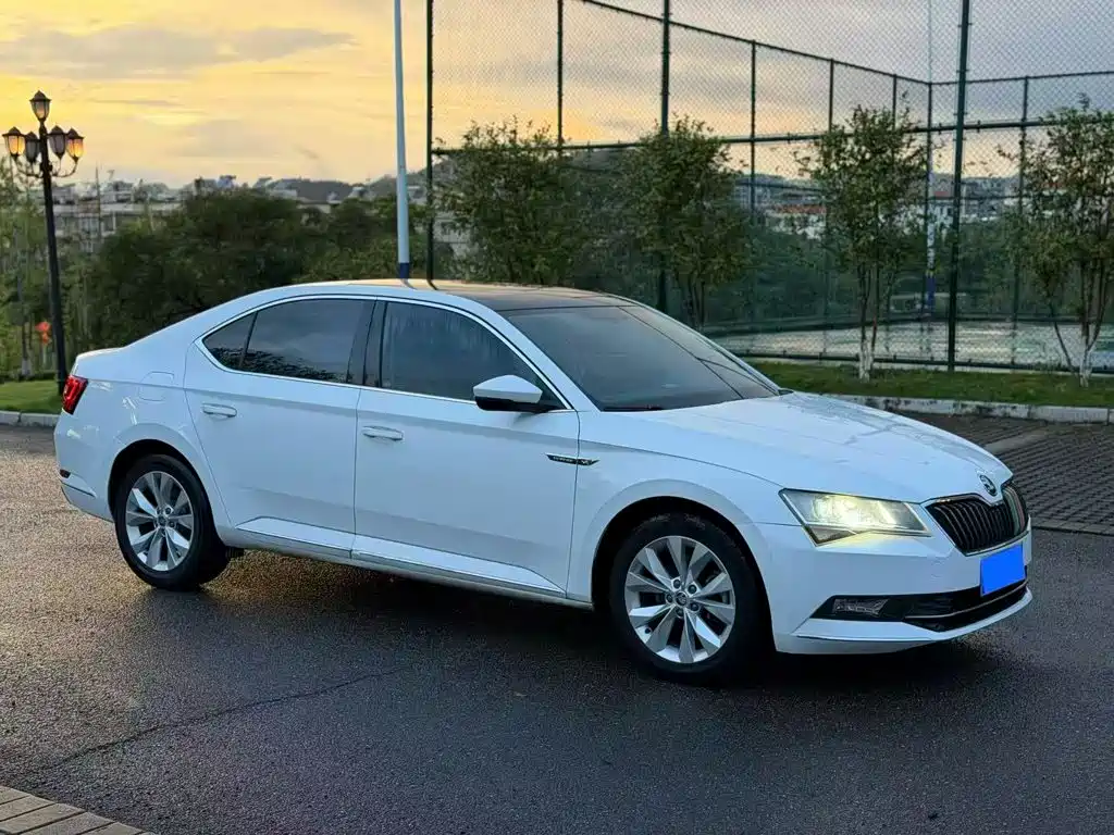 Skoda Superb — фото 4