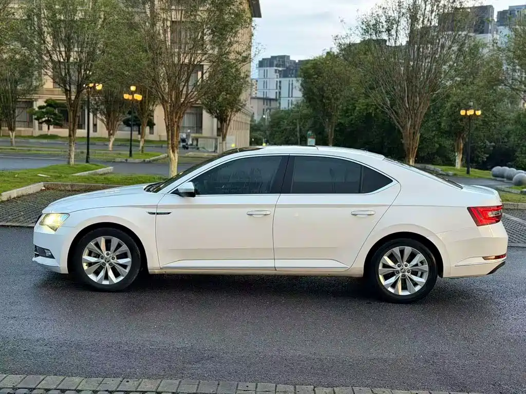 Skoda Superb — фото 5